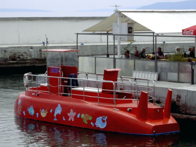 rotes Uboot in Opatija