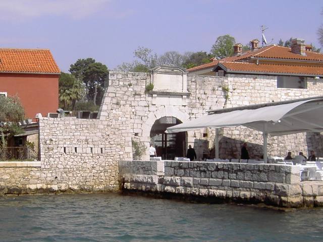 fehlender Markuslöwe: Tor beim Fischerhafen Foša in Zadar
