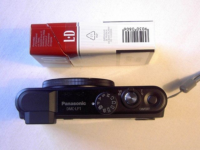 Größe der Panasonic DMC-LF1 im Vergleich mit einer Zigarettenschachtel