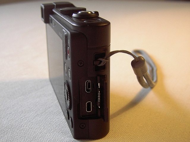 Panasonic Lumix DMC-LF1: die Anschlüsse (HDMI und USB)