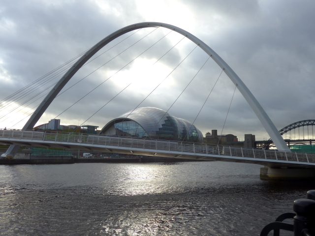Gateshead Millennium Bridge, Tyne Bridge und Sage Gateshead