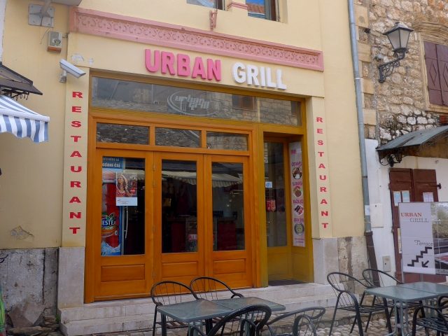 Restaurant Urban Grill in Mostar: Straßenansicht (Bild: Gösta Thomas)