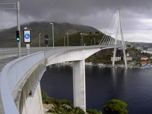 Die Franjo-Tuđman-Brücke in Dubrovnik (Bild: Gösta Thomas)